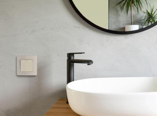 Розетка 1-м СП Inspiria 16А IP44 250В 2P+E защ. шторки с крышкой немецк. стандарт сл. кость Leg 673741