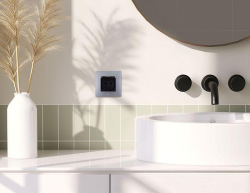 Розетка 1-м СП Etika 16А IP44 250В с заземл. со шторками с защ. крышкой безвинтов. зажимы алюм. IEK 672426