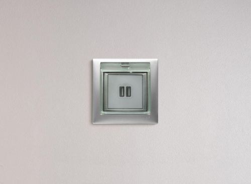 Розетка USB 2-м СП Valena алюм. IEK 770270