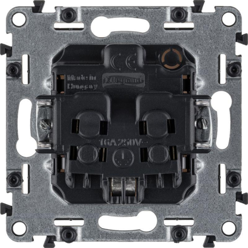 Механизм розетки 1-м СП Valena Life 16А IP20 250В 2P+E защ. шторки винт. клеммы с лицев. панелью бел. Leg 753424