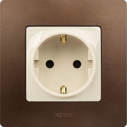 Розетка 1-м СП Etika 16А IP31 250В 2P+E с заземл. защ. шторки немецк. стандарт винт. клеммы механизм сл. кость Leg 672322