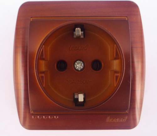Розетка 1-м ОП Demet с заземл. махагон LEZARD 711-0500-122