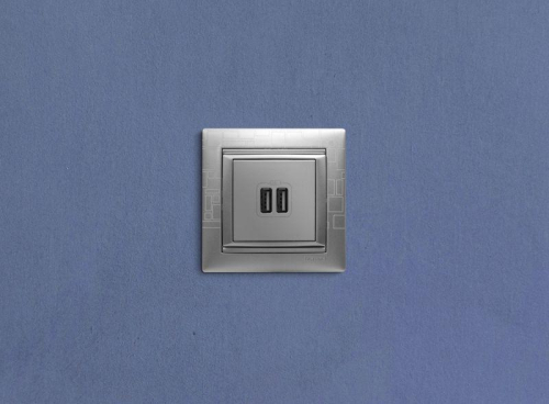 Розетка USB 2-м СП Valena алюм. IEK 770270