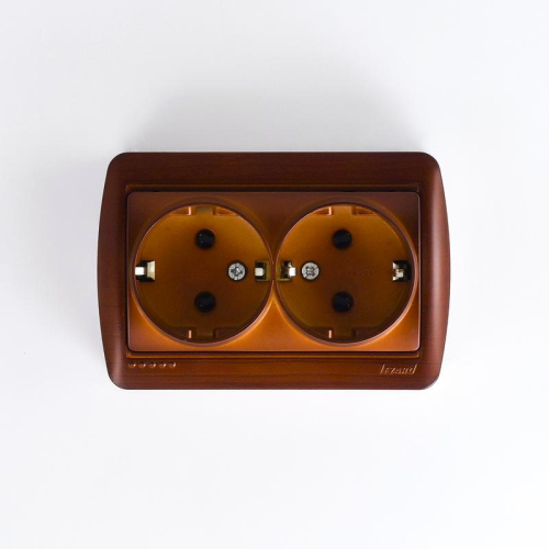 Розетка 2-м ОП Demet 16А IP20 без заземл. закрыт. корпус махагон LEZARD 711-0500-128