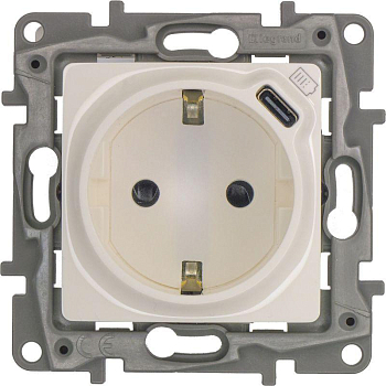 Розетка USB C Etika 16А 250В 1500мА 7.5Вт с заземл. защ. шторки безвинт. зажимы бел. IEK 672288