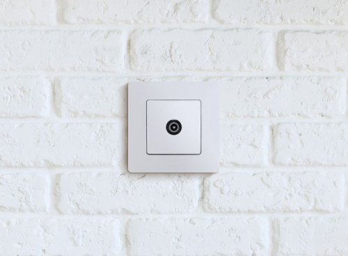 Розетка телевизионная проходная TV СП Etika 14дБ 5-862МГц механизм бел. IEK 672263