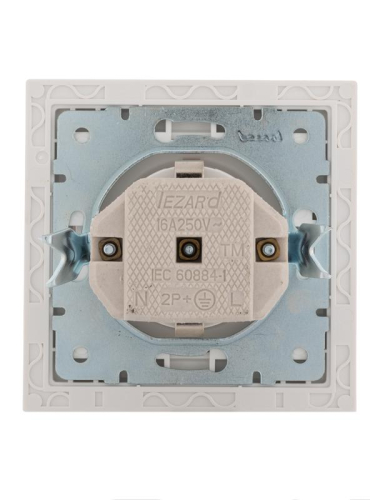Розетка 1-м СП Rain с заземл. с защ. крышкой керамика с хром. боковой вставкой бел. LEZARD 703-0225-123
